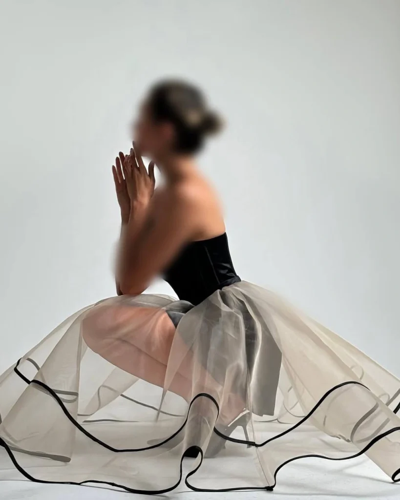 زونیکس در دامن توری سفید بلند