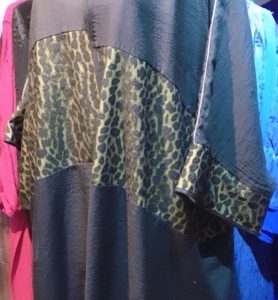 نمونه کار شده در قسمتی از لباس با استفاده از دانتل پلنگی کد ۶۹۲ نشمیل
