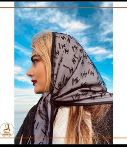 پارچه توری طرح مخملی چنل استفاده شده در روسری