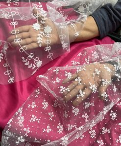 تور طرحدار مخملی طرح گل سفید