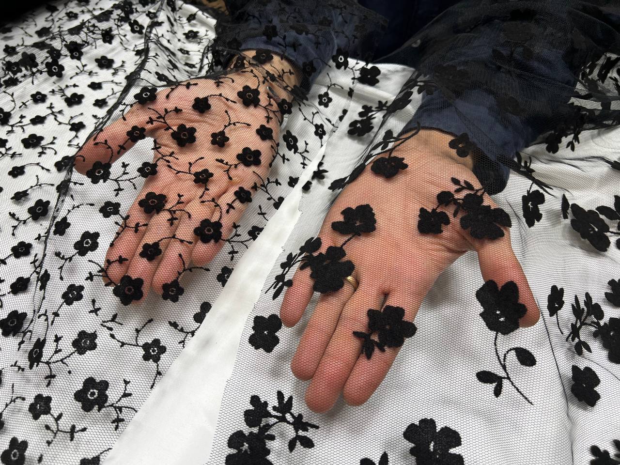 تور طرحدار مخملی طرح گل مشکی تور طرحدار مخملی طرح گل مشکی