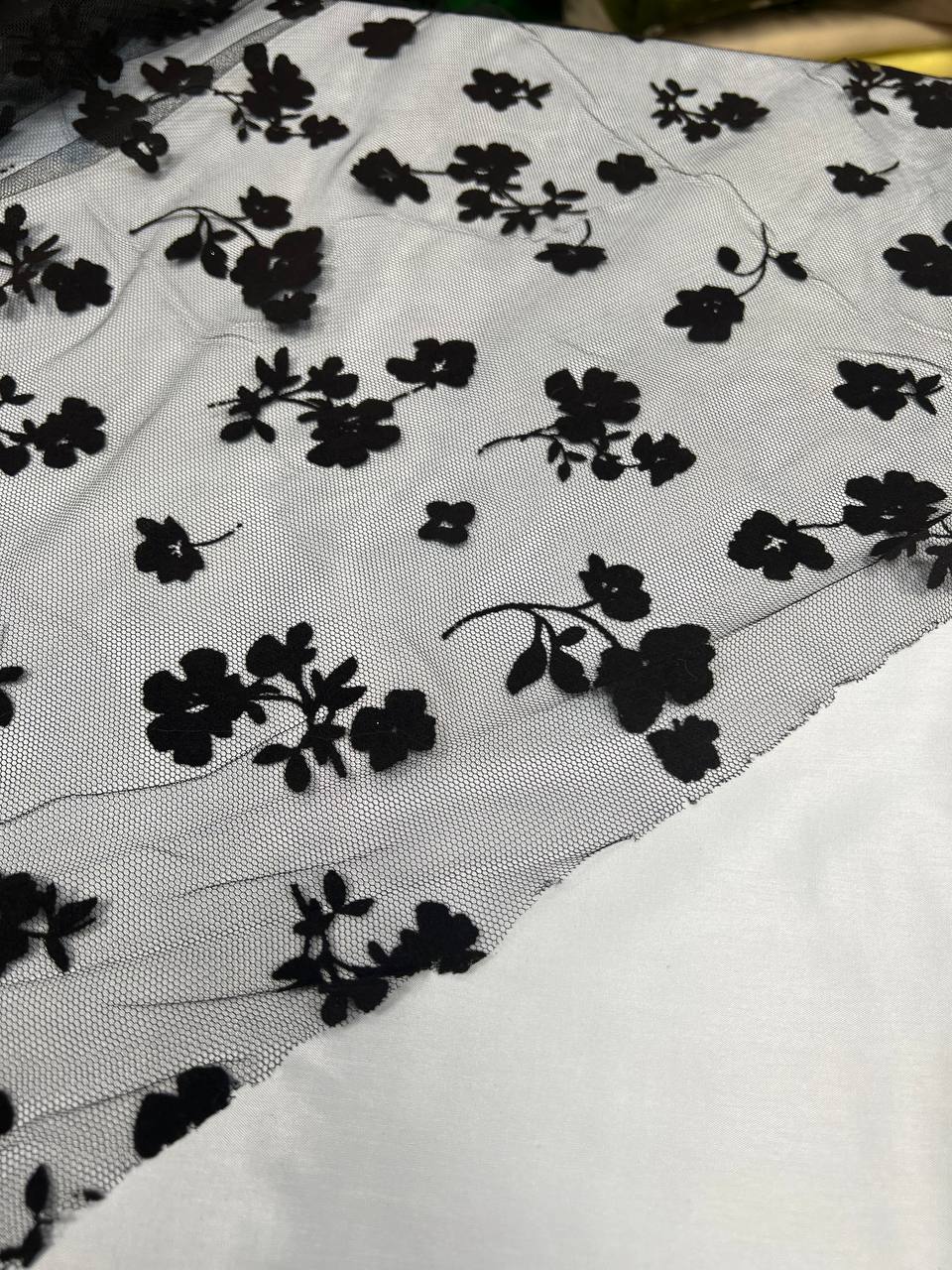 تور طرحدار مخملی طرح گل مشکی3